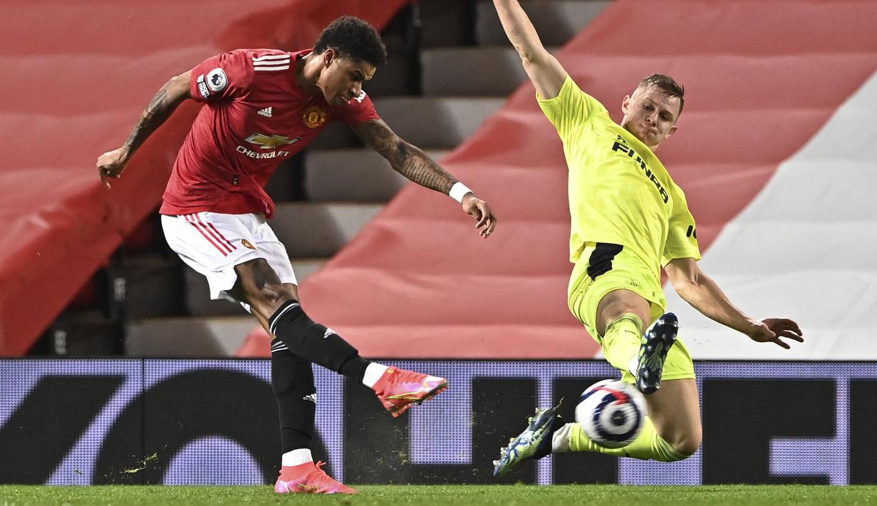Tendangan keras Marcus Rashford (kiri) memperdaya Emil Krafth tanpa bisa diantisipasi penjaga gawang Newcastle United. (Foto: AP/Pool/Stu Forster)