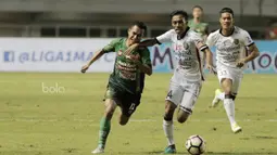 Kapten Bali United, Fadil, berebut bola dengan gelandang PS TNI, Erwin Ramdani pada laga lanjutan liga 1 di Stadion Pakansari, Bogor, Senin (10/7/2017). Bali United menang 4-3 atas PS TNI. (Bola.com/M Iqbal Ichsan)
