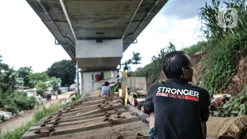 Penghuni Baru Kolong Rel