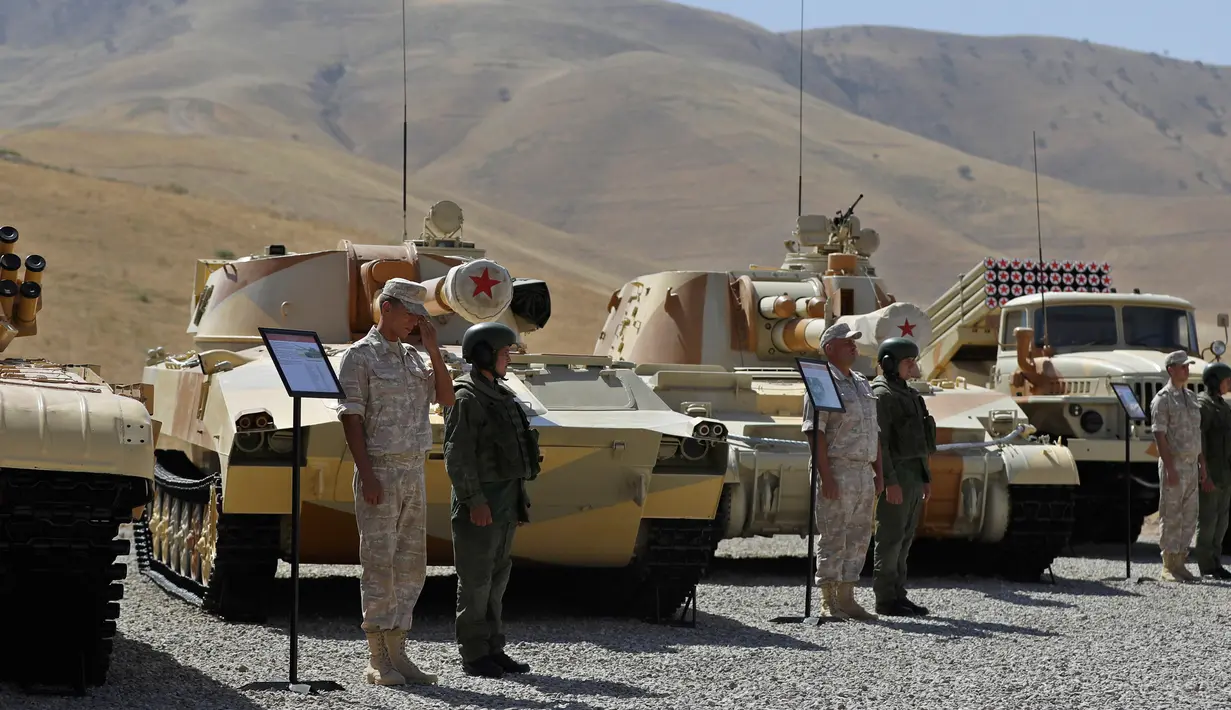 Prajurit militer Rusia menunjukkan senjata selama latihan strategis dan latihan staf Center-2019 di lapangan tembak Lyaur, Tajikistan, Rabu (18/9/2019). Prajurit Rusia, Kazakhstan, Kirgistan, Tajikistan, Uzbekistan, India, Pakistan, dan China ikut serta dalam latihan ini. (AP Photo/Grits Sergei)