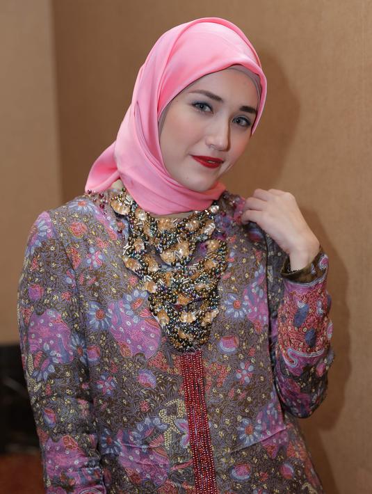 Pengalaman Adelia Wilhelmina Awal Mengenakan Hijab Photo