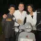 Ummi Pipik bersama anak-anaknya buka bersama di kediaman Raffi Ahmad kawasan Andara Cinere. Raffi mengaku motor Vespa tersebut dari sahabatnya Arief Muhammad. Karena tidak pernah dipakai, dihibahkan ke Abidzar yang berulang tahun. [Instagram/_ummi_pipik_]