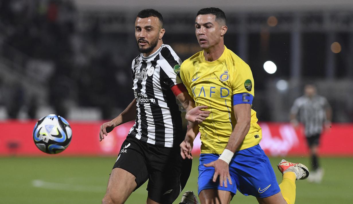Pemain Al Nassr, Cristiano Ronaldo (kanan), berebut bola dengan pemain Al Shabab, Iago Santos, dalam laga perempat final King's Cup Arab Saudi 2023 yang digelar di Al Shabab Club Stadium, Selasa (12/12/2023) dini hari WIB. (AFP/Str)