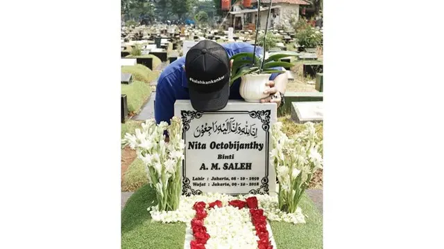 6 Momen Haru Indro Warkop Ziarah ke Makam Istri, Ucapkan Selamat Ulang Tahun