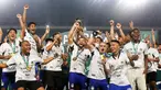 Para pemain PSIM Yogyakarta merayakan juara Pegadaian Liga 2 2024/2025 setelah mengalahkan Bhayangkara FC dalam laga final yang berlangsung di Stadion Manahan, Solo, Jawa Tengah, Rabu (26/02/2025). (Bola.com/Abdul Aziz)