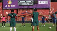 Pemain Persik melakukan doa bersama untuk korban tragedi Kanjuruhan sebelum latihan di Stadion Brawijaya Kota Kediri. (Bola.com/Gatot Susetyo)