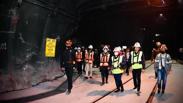 Jokowi lihat proses penambangan di Mimika, Papua