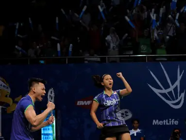 Ganda campuran Indonesia, Riky Widianto dan Richi Puspita Dili bersorak usai memastikan kemenangan atas Lee Chun Hei/Chau Hoi Wah (Hongkong) di BCA Indonesia Open, Jakarta, (31/5). Riky/Richi unggul 21-13, 14-21, 21-18. (Liputan6.com/Helmi Fithriansyah)