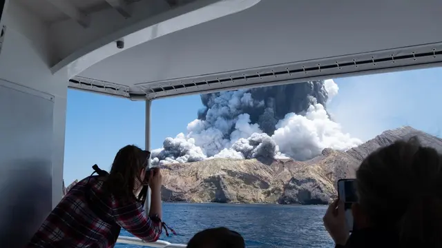 Gunung berapi meletus pada hari Senin ketika turis mengunjungi White Island.
