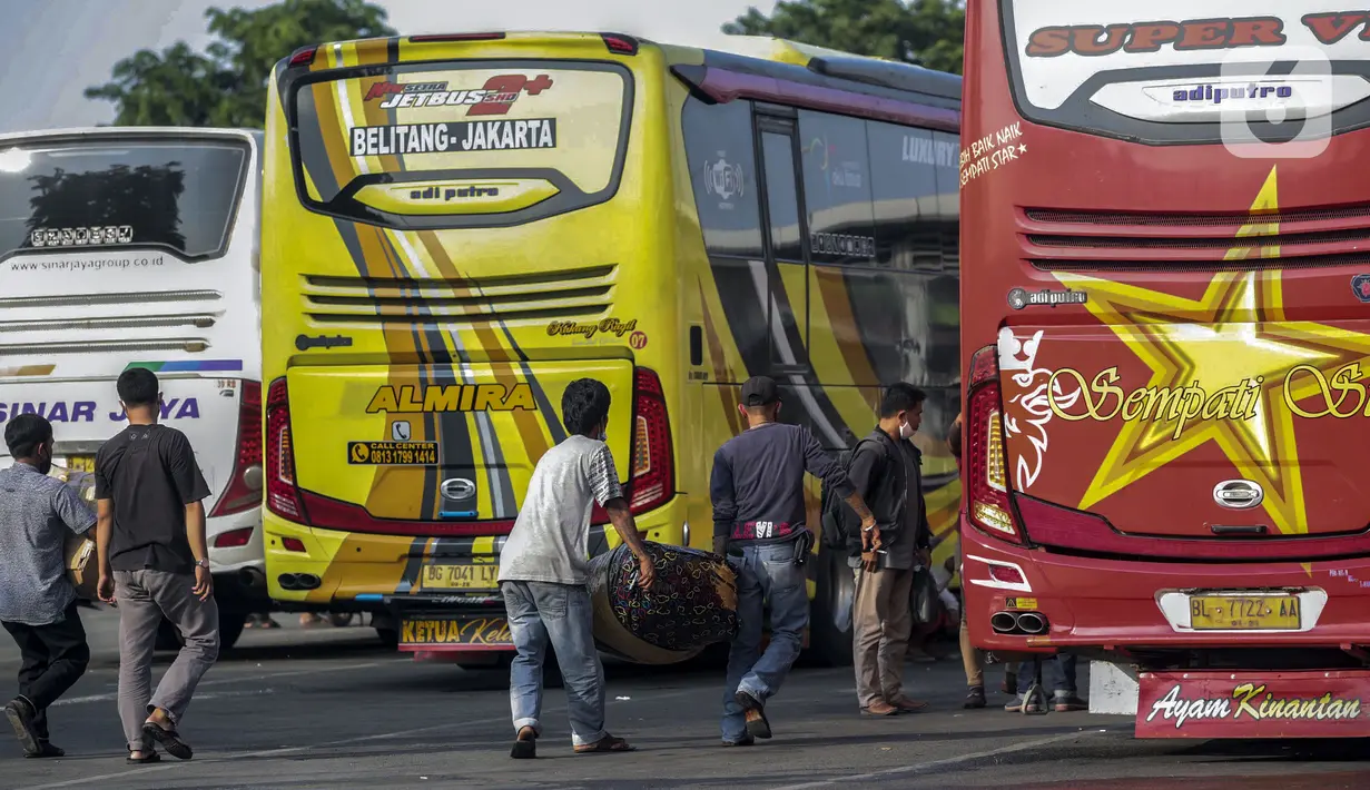 Aktivitas yang sepi dari penumpang di Terminal Kalideres, Jakarta Barat, Kamis (29/10/2020). Memasuki libur panjang Maulid Nabi Muhammad SAW, masih belum terlihat lonjakan penumpang yang signifikan di Terminal Kalideres. (Liputan6.com/Johan Tallo)