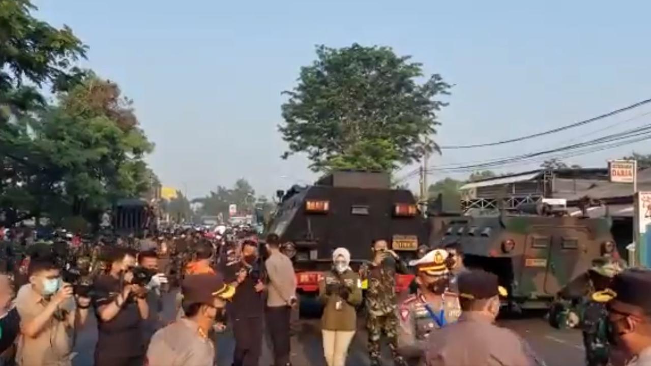 Petugas gabungan siagakan mobil barakuda dan panser di pos penyekatan Lenteng Agung pada hari ketiga pelaksanaan PPKM Darurat