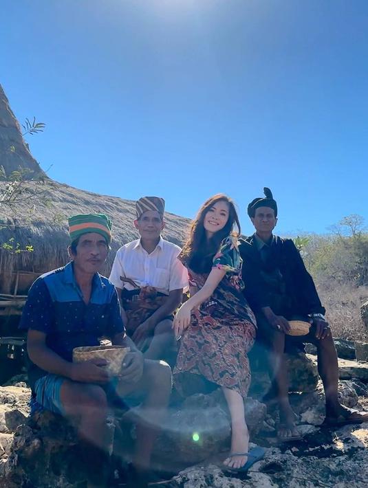 Banyak momen yang diabadikan Jennifer Eve, salah satunya ialah kebersamaannya dengan warga kampung. Selain itu penampilannya yang terlihat membaur dengan warga kampung pun menuai banyak sorotan netizen. (Liputan6.com/IG/@jennifereve99)