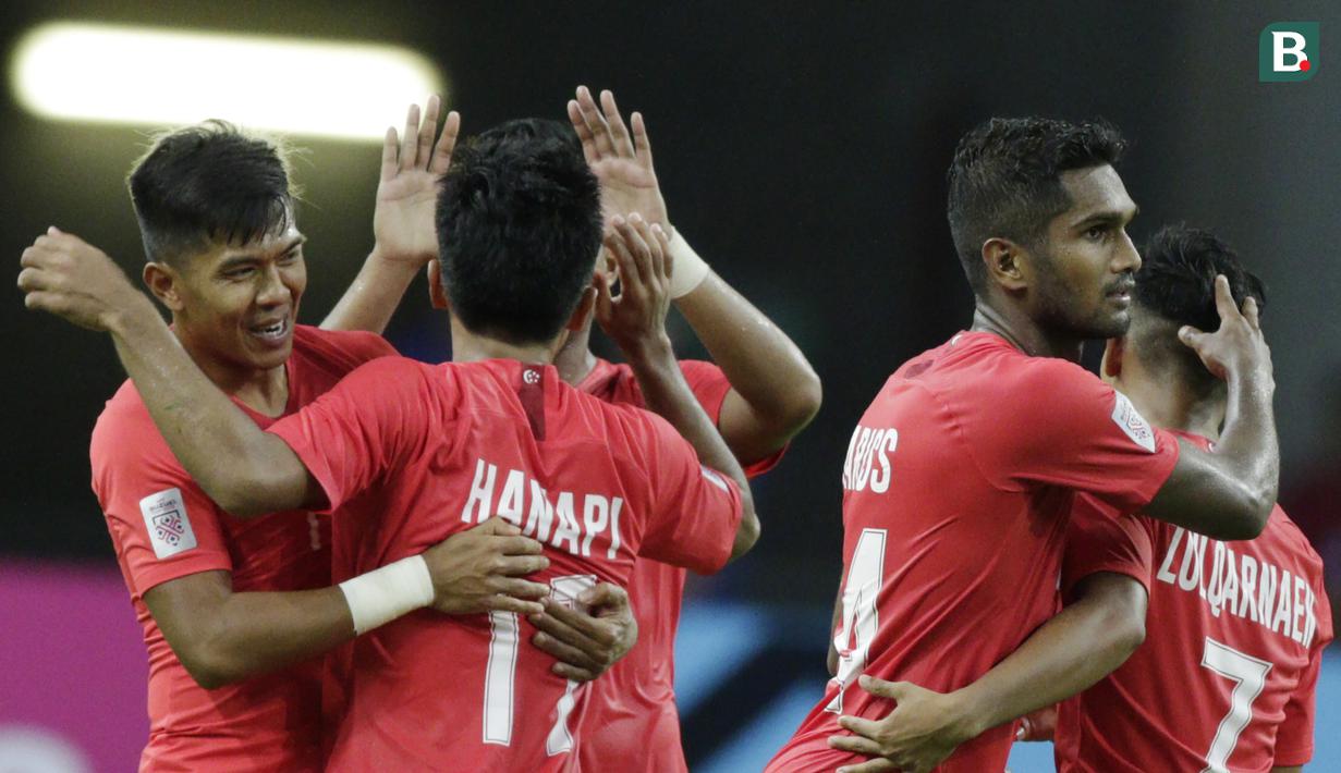 Para pemain Singapura merayakan kemenangan atas Timnas Indonesia pada laga Piala AFF di Stadion Nasional, Singapura, Jumat (9/11). Singapura menang 1-0 atas Indonesia. (Bola.com/M. Iqbal Ichsan)