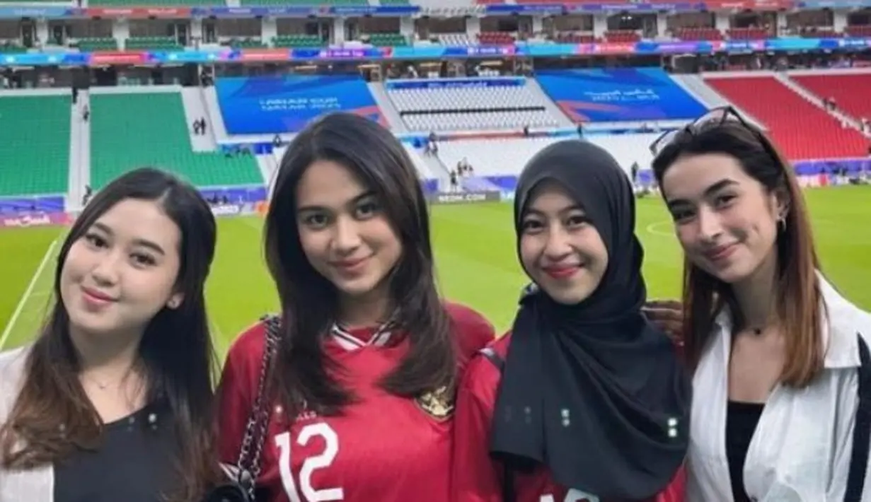 Azizah juga mengenakan jersey Indonesia dengan nomor punggung Pratama Arhan. Rambutnya dibiarkan lurus dengan poni sampingnya.  [@azizahsalsha_]