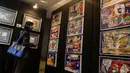 Pengunjung mengamati pameran seni rupa yang bertajuk 'Creative Freedom to Heal The Nation' di Perpustakaan Nasional, Jakarta, Kamis (15/10/2020). Pameran ini diharap dapat mendukung pemerintah dalam menanamkan kesadaran disiplin kepada masyarakat dalam menyikapi pandemi. (Liputan6.com/Johan Tallo)