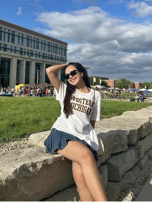 <p>Saat sudah memulai perkuliahan, Beby tampil sederhana dengan tshirt putih bertuliskan nama kampusnya, dipadukan mini skirt denimnya. @bebytsabina</p>