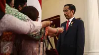 Presiden Joko Widodo (Jokowi) memberikan keterangan di Istana Merdeka, Jakarta (Liputan6.com/Faizal Fanani)