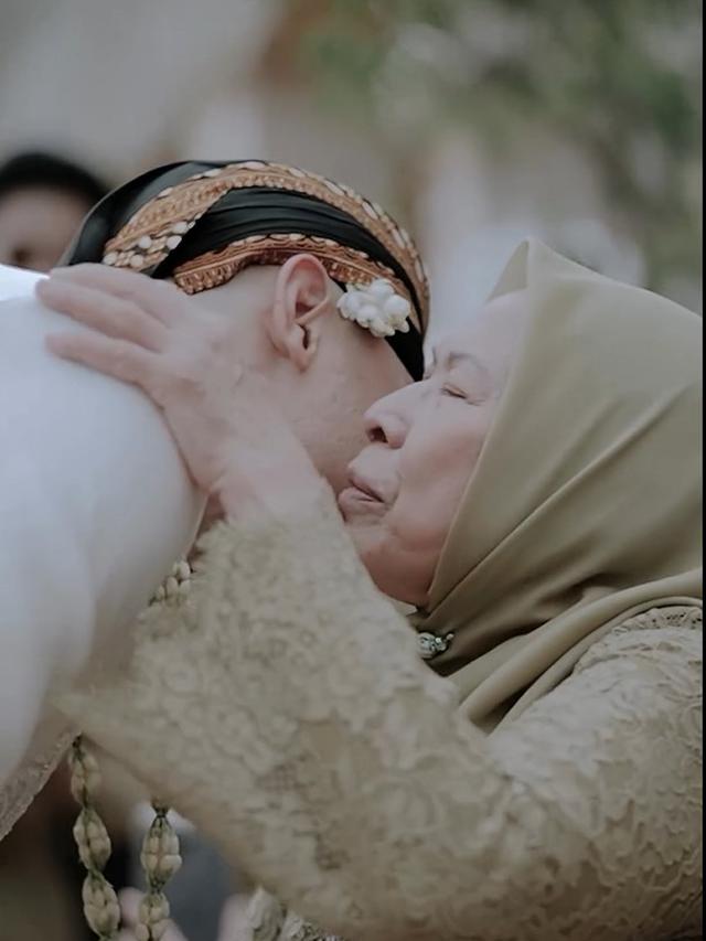 Potret Bunga Citra Lestari Alias BCL dan Tiko sungkem kepada orangtua Ashraf Sinclair (Tangkapan Layar Instagram Pribadi BCL)