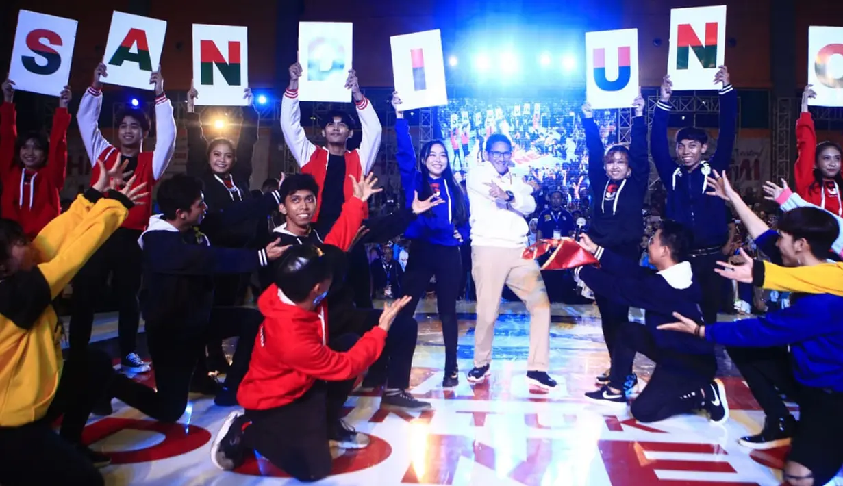 Sandiaga Uno menari bersama para penari saat menghadiri Makassar Young Entreprenuer Summit (YESS) 2019 di Makassar, Senin (1/4/2019). Pebisnis sekaligus calon wakil presiden nomor urut 02 Sandiaga Uno memberikan motivasi sekaligus inspirasi bisnis kepada para milenial. (Liputan6.com/HO/Astro)