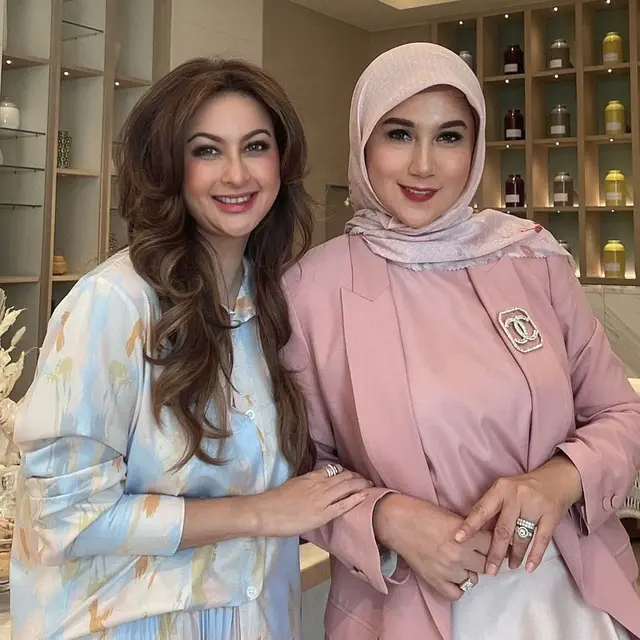 Berteman Lama, Ini 6 Potret Temu Kangen Diana Pungky dan Marini Zumarnis