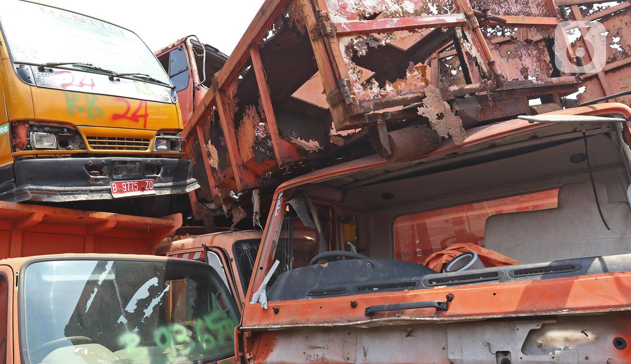 Tumpukan bangkai kendaraan dinas di Kantor Dinas Lingkungan Hidup DKI, Kramat Jati, Jakarta, Rabu (4/11/2020). Menurut petugas, puluhan kendaraan yang terparkir dan menjadi bangkai di area parkir belakang kantor tersebut tengah didata dan dipersiapkan untuk pelelangan. (Liputan6.com/Herman Zakharia)