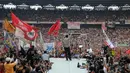 Jokowi kembali melakukan Salam 2 Jari di setiap kesempatan di atas panggung (Liputan6.com/Herman Zakharia)