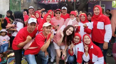 Ini momen kebersamaan Ayu Ting Ting bersama warga sekitar rumahnya. Presenter sekaligus pedangdut satu ini pun tampak begitu santai bergabung dengan warga. (Liputan6.com/IG/@ayutingting92)