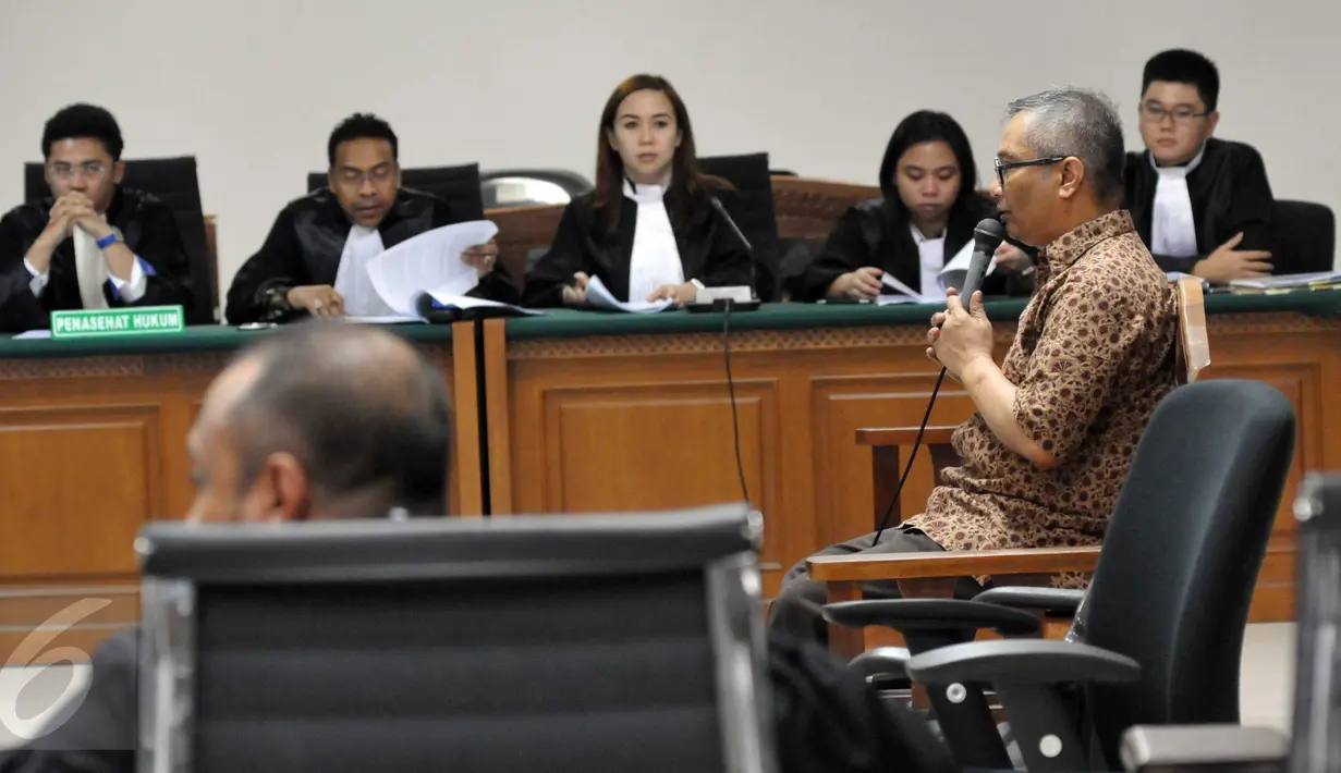 Mantan Kepala Sarana dan Prasarana Dinas Pendidikan Menengah Jakarta Barat, Alex Usman menjalani sidang perdana pembacaan dakwaan terkait dugaan korupsi pengadaan UPS di Pengadilan Tipikor, Jakarta, Kamis (29/10/2015). (Liputan6.com/Helmi Afandi)