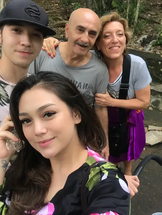 "Kurang bahagia apaaa cobaaaa... suami super ganteng, hatinya bersih & baik, laki2 langka nih 😝 gak pernah macem2.. nurut kata istri.. yg utama buat dia adalah Akuuu.." lanjutnya. (Instagram/celine_evangelista)