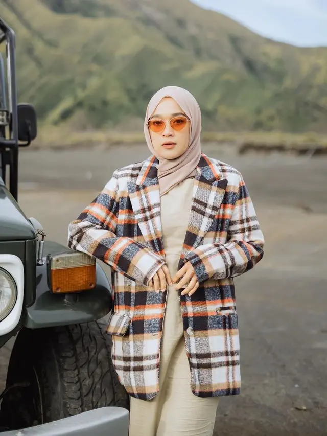 9 Potret Gaya Kompak Ririe Fairus dan Dua Anaknya Saat Liburan ke Bromo