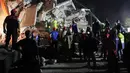 Tim penyelamat bekerja di lokasi bangunan yang runtuh pascagempa bumi di Provinsi Izmir, Turki (30/10/2020). Sedikitnya 12 orang tewas dan 438 lainnya terluka akibat gempa kuat yang mengguncang Provinsi Izmir, Turki barat, dikatakan Presiden Turki Recep Tayyip Erdogan. (Xinhua/Aydin Cetinkaya)