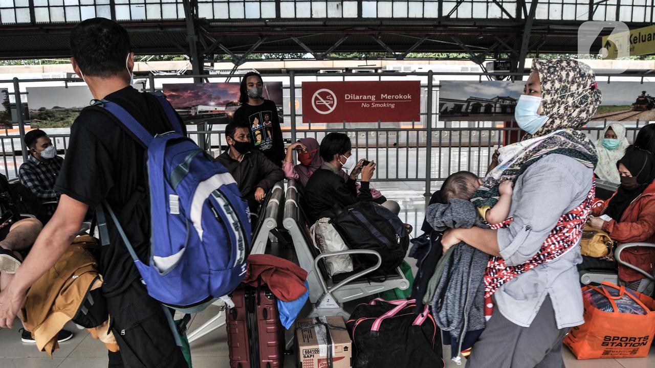 FOTO: Jelang Larangan Mudik, Ribuan Penumpang Padati Stasiun Pasar Senen