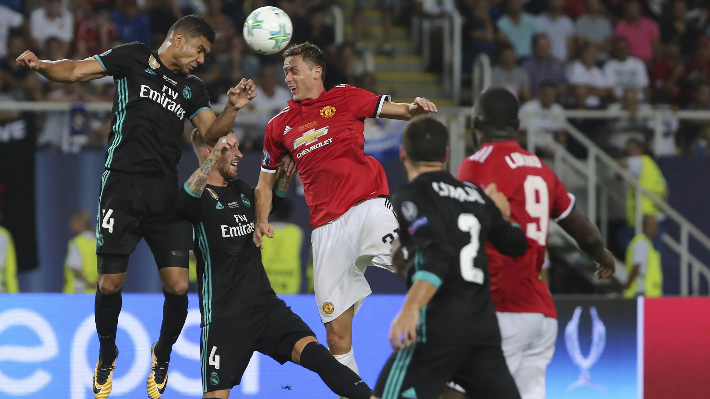 Nemanja Matic dan Romelu Lukaku menjadi dua di antara pemain Manchester United yang memiliki keunggulan dari segi fisik. (AP/Boris Grdanoski)