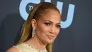 Jennifer Lopez berpose saat menghadiri Critics' Choice Awards 2020 di Barker Hangar, Santa Monica, California, Amerika Serikat, Minggu (12/1/2020). Jennifer Lopez tampil cantik dengan mengenakan gaun krem yang memperlihatkan punggung dan sampingnya. (Photo by Jordan Strauss/Invision/AP)