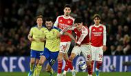 Perebutan bola terjadi antara pemain Southampton dan Arsenal pada perempat final Piala FA di St. Mary's Stadium, Minggu (5/4/2026) dini hari WIB. (Glyn KIRK / AFP)