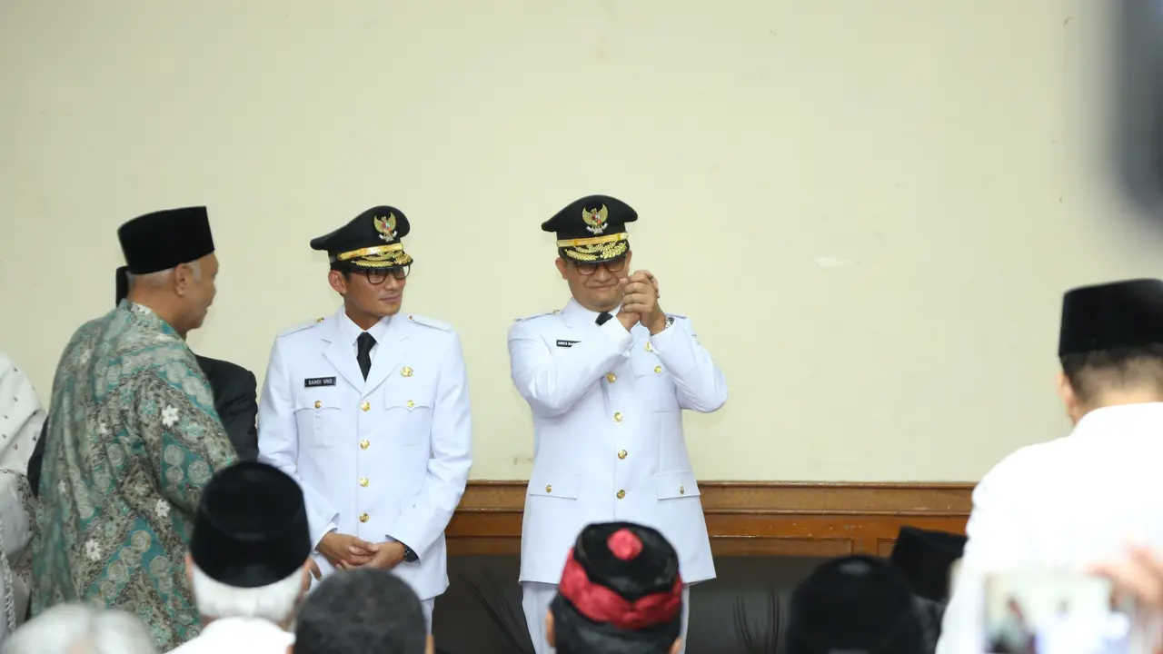 Anies Baswedan - Sandiaga Uno berkumpul di Masjid Sunda Kelapa sebelum berangkat ke Istana Negara untuk pelantikan Gubernur dan Wakil Gubernur DKI Jakarta 2017-2022. (Foto: bintang.com/Daniel Kampua)
