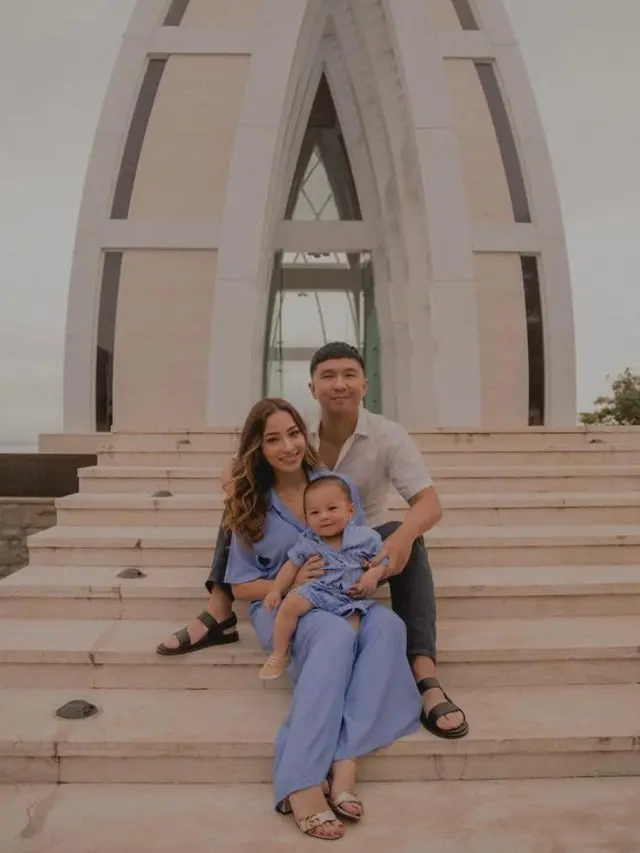 8 Potret Gaya Stylish Nikita Willy saat Momong Anak yang Kini Sudah Berusia 9 Bulan