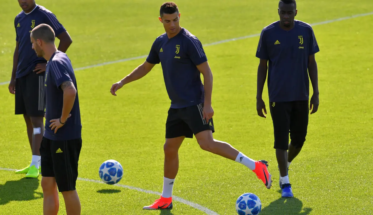 Penyerang Juventus, Cristiano Ronaldo berusaha mengontrol bola selama latihan jelang menghadapi Manchester United pada lanjutan grup H Liga Champions di pusat pelatihan Juventus Continassa di Turin (22/10). (AFP Photo/Marco Bertorello)