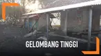 Gelombang tinggi menerjang kawasan wisata Pantai Trisik, Kulon Progo. Sejumlah warung dan fasilitas umum rusak dihantam gelombang setinggi 4-6 meter itu.
