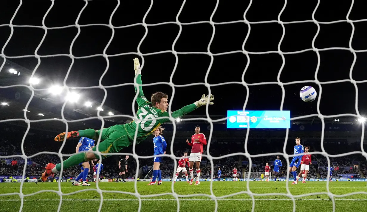 Bruno Fernandes tidak hanya menyumbang satu gol tapi juga memberikan dua assist untuk rekan-rekannya. (Martin Rickett/PA via AP)