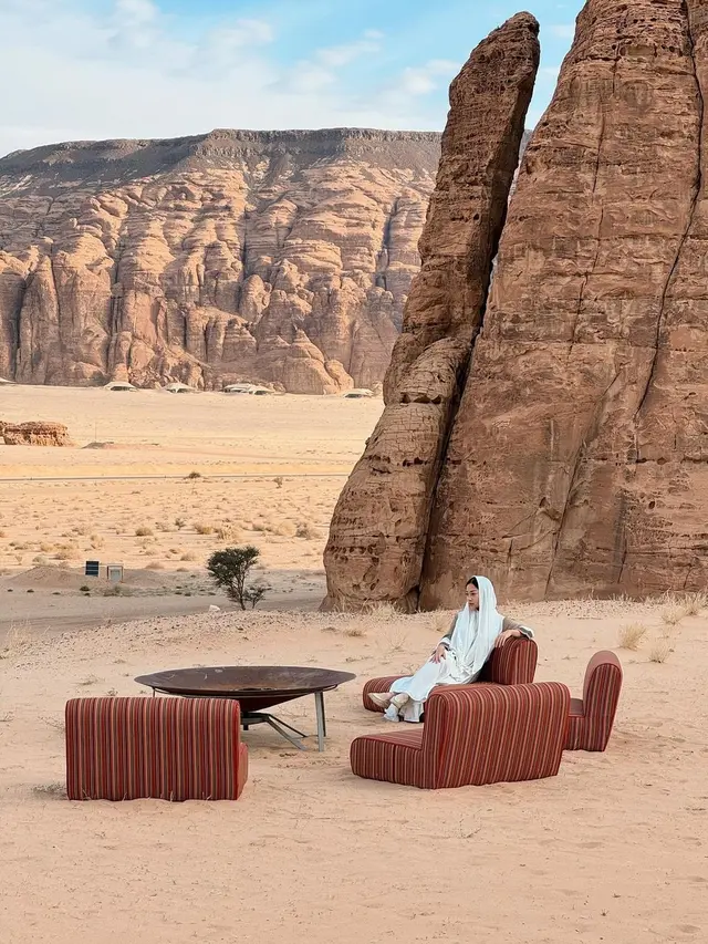 Potret Nikita Willy duduk santai di Al Ula