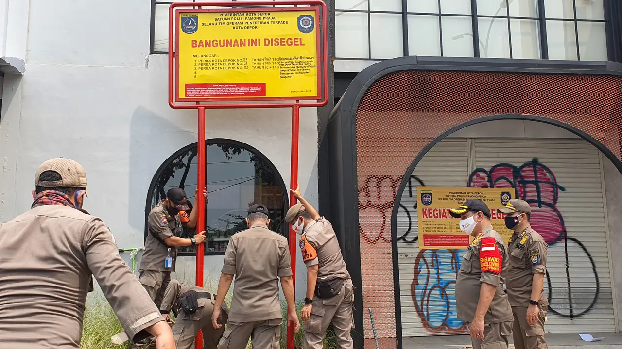 Satpol PP Kota Depok melakukan penyegelan minimarket di Jalan Raya Margonda