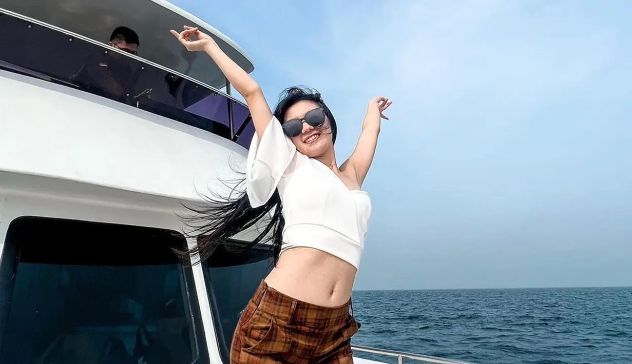 Rajin olahraga mulai dari nge-gym sampai sepedahan, Cindy Gulla percaya diri perlihatkan perut ratanya ketika kenakan baju crop top. Mulai dari liburan sampai hangout, artis kelahiran 29 Mei 1997 ini sering terlihat pakai baju crop top. Padu padan outfitnya ketika kenakan crop top pun selalu modis dan stylish. (Liputan6.com/IG/@cgulla)