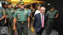 Gatot Nurmantyo bersama Dirjen Pajak Ken Dwijugiasteadi seusai menghadiri Rapimnas Ditjen Pajak di Gedung Ditjen Pajak, Jakarta, Senin (7/11). Gatot Nurmantyo hadir untuk menyampaikan wawasan kebangsaan terkait pajak. (Liputan6.com/Angga Yuniar)