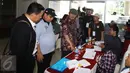  Ketua DKPP RI, Jimly Asshiddiqie bersama staffnya saat memantau Pilkada DKI 2017 di TPS 15 di Rumah Sakit Cipto Mangunkusumo (RSCM) Jakarta Pusat, Rabu (15/2). (Liputan6.com/Helmi Afandi)