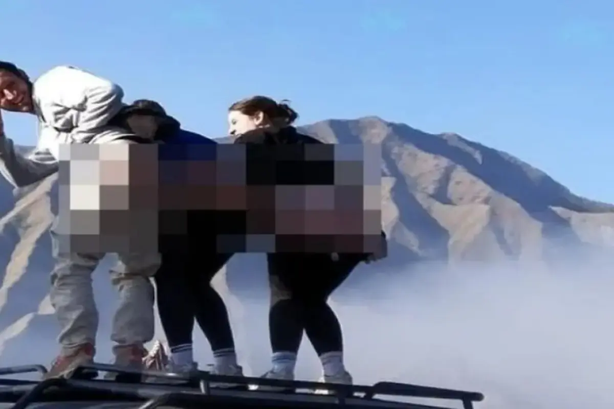 Akasi tidak pantas yang dilakukan tiga turis asaing di kawasan Gunung Bromo (Istimewa)