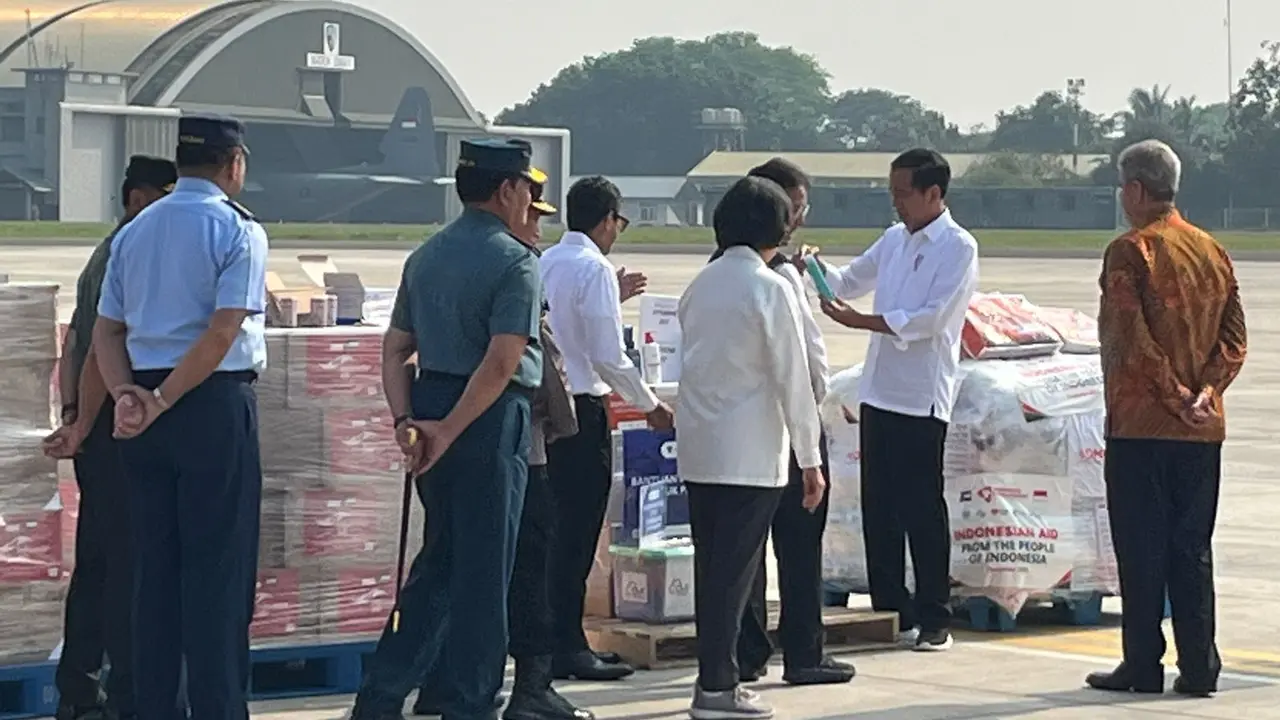 Presiden Joko Widodo atau Jokowi kembali melepas bantuan kemanusiaan tahap kedua dari Indonesia untuk warga Gaza, Palestina, Senin (20/11/2023).