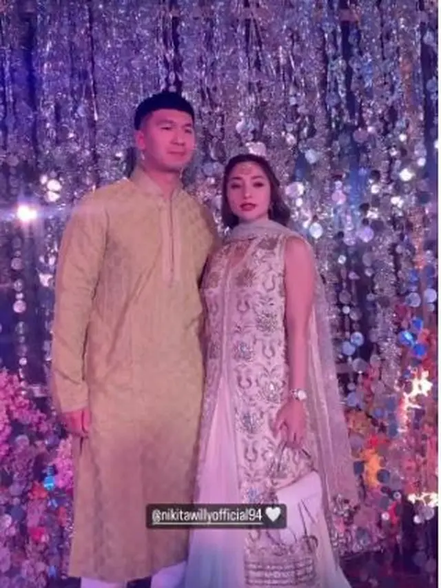 6 Potret Selebriti Hadiri Acara Diwali, Nikita Willy Tampil Serasi dengan Suami