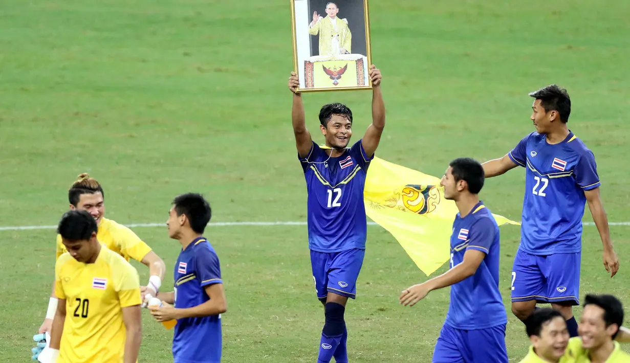 Foto Raja Bhumibol Adulyadej pun turut dibawa dalam perayaan juara. (Bola.com/Arief Bagus)
