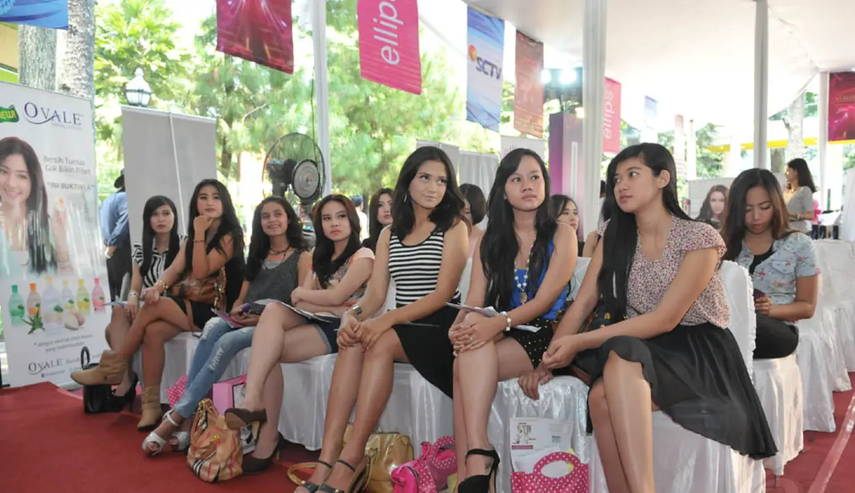 Dari puluhan peserta yang ikut audisi Miss Celebrity 2014, nantinya akan dipilih 20 orang yang masuk dalam babak penyisihan, Bandung, (27/9/14). (Liputan6.com/Panji Diksana)